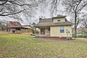 Casa con porche y cenador en Tranquil Lake Hamilton Retreat with Boat Dock!, en Hot Springs