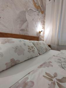 Een bed of bedden in een kamer bij Apartment Ela, Kostrena Rijeka