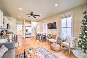 Η κουζίνα ή μικρή κουζίνα στο Carlton Landing Home Walk to Lake and Parks!