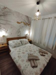 een slaapkamer met een bed met handdoeken erop bij Apartment Ela, Kostrena Rijeka in Kostrena
