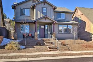 uma casa cinzenta com uma porta roxa e escadas em Lovely Flagstaff Home with Fenced Yard and Grill! em Flagstaff