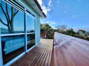 Casa con terraza de madera y piscina en GREEN HOUSE - com linda vista para o mar, en Palhoça