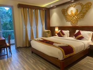 ein Schlafzimmer mit einem großen Bett und einem Fenster in der Unterkunft Hotel Ami Grace in Port Blair