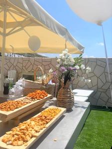 - une table avec deux plateaux de nourriture dans l'établissement Refael Garden Villa, 