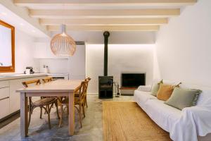 a kitchen and living room with a table and a couch at Casa Rei Sanxo, 8A in Valldemossa