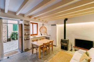 a kitchen and dining room with a table and a fireplace at Casa Rei Sanxo, 8A in Valldemossa