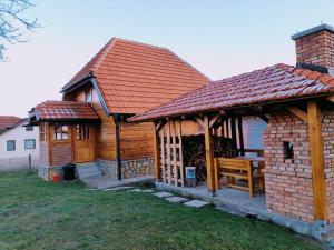 einem großen Holzpavillon mit einer Bank im Hof in der Unterkunft Kuca Karajic in Užice