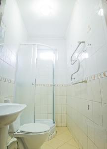 uma casa de banho com um chuveiro, um WC e um lavatório. em Motel em Ivano-Frankivsk