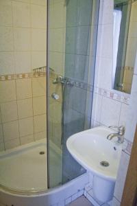uma casa de banho com um lavatório e um chuveiro em Motel em Ivano-Frankivsk