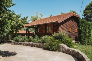 a log cabin with a garden in front of it at River fantasy ( Mrežnička fantazija ) in Duga Resa
