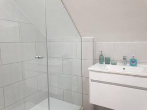 New - Bright London studio loft king bed apartment in quiet street near parks 1074 Lo 욕실