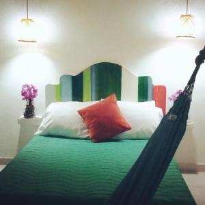 Bett mit Hängematte in einem Zimmer in der Unterkunft Hotel Casa La Pilonera in Valledupar