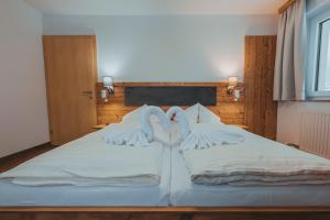 dwa łóżka siedzące obok siebie w sypialni w obiekcie Gästehaus Eder w mieście Sankt Martin am Tennengebirge
