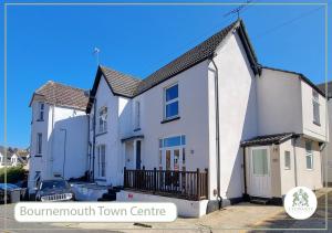 a white house with a courtyard town centre at Town Centre House for 6 Guests in Bournemouth