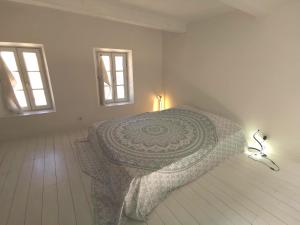 Łóżko lub łóżka w pokoju w obiekcie Le Cocon en plein centre du village médiéval de Mougins vue mer