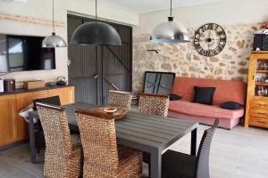 comedor con mesa, sillas y sofá en Villa Mandrés. Casa con jardín y piscina. Proximo a Puy Du Fou., en Totanés