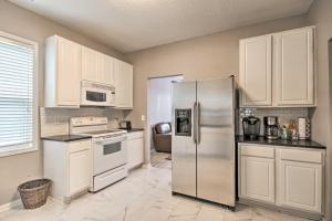 eine Küche mit weißen Schränken und einem Kühlschrank aus Edelstahl in der Unterkunft Veteran-Owned Family Home Near Fort Jackson! in Columbia