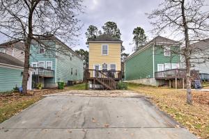 eine Auffahrt vor einigen Häusern mit Bäumen in der Unterkunft Veteran-Owned Family Home Near Fort Jackson! in Columbia