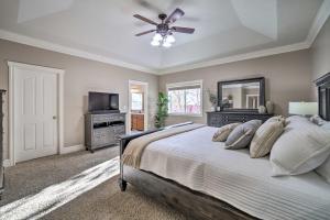 1 dormitorio con 1 cama y ventilador de techo en Spacious Idaho Home Ski, Hike, and Fish! en Rexburg