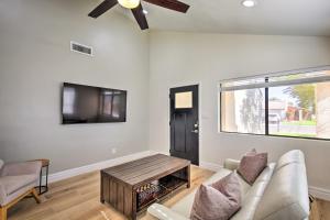 sala de estar con sofá y TV en Renovated Yuma Home with Community Pool!, en Yuma