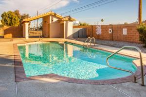 einen Pool mit blauem Wasser im Hof in der Unterkunft Renovated Yuma Home with Community Pool! in Yuma