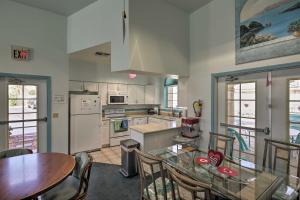 eine Küche mit einem Tisch und einem Esszimmer in der Unterkunft Laughlin Mtn Getaway 2 Mi to Colorado River in Laughlin