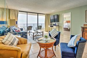 Posezení v ubytování Idyllic PCB Condo with Pool Access and Ocean Views!