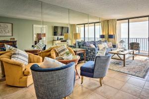Posezení v ubytování Idyllic PCB Condo with Pool Access and Ocean Views!