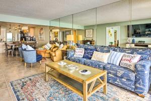Posezení v ubytování Idyllic PCB Condo with Pool Access and Ocean Views!