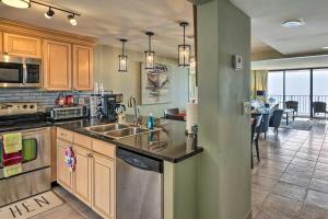 Kuchyň nebo kuchyňský kout v ubytování Idyllic PCB Condo with Pool Access and Ocean Views!