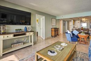 Kuchyň nebo kuchyňský kout v ubytování Idyllic PCB Condo with Pool Access and Ocean Views!