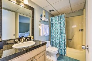Koupelna v ubytování Idyllic PCB Condo with Pool Access and Ocean Views! + 16 fotografií