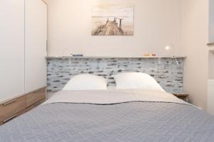 2 camas en un dormitorio con paredes blancas en Driftberg 1 _Meeresbrise_, en Grömitz
