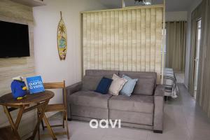 sala de estar con sofá y mesa en Qavi - Apartamento no Centro de Pipa #SolarÁgua162, en Pipa