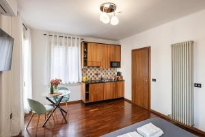 un soggiorno con tavolo e cucina di Suite Palladiana, la migliore vista di Vicenza a Vicenza
