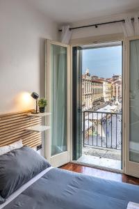 una camera con letto e vista sulla città di Suite Palladiana, la migliore vista di Vicenza a Vicenza