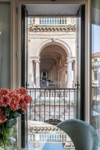 balcone con tavolo e vista su un edificio di Suite Palladiana, la migliore vista di Vicenza a Vicenza