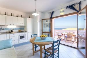 Una cocina o cocineta en Costa Verde, Torre dei Corsari with a terrace overlooking the sea and close to the pristine dunes 41 fotos más