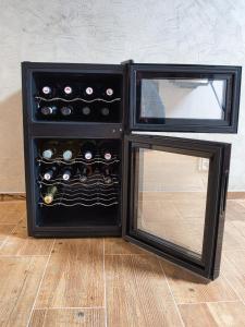 una cantinetta per vini neri con due bottiglie di vino di Wellness Gallery Apartments a Liberec