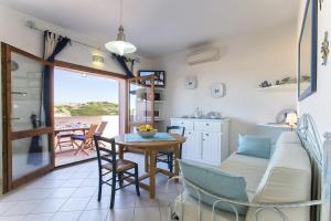 Una cocina o cocineta en Costa Verde, Torre dei Corsari with a terrace overlooking the sea and close to the pristine dunes