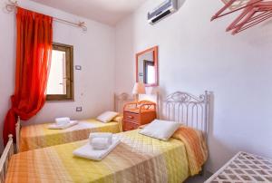 Una cama o camas en una habitación de Costa Verde, Torre dei Corsari with a terrace overlooking the sea and close to the pristine dunes