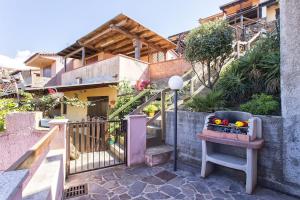 Un balcón o terraza en Costa Verde, Torre dei Corsari with a terrace overlooking the sea and close to the pristine dunes