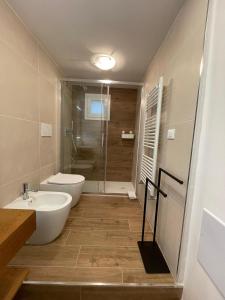 un bagno con wc, lavandino e doccia di Casetta di Gaia a Monopoli