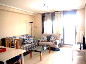 ein Wohnzimmer mit einem Sofa und einem Tisch in der Unterkunft La Panorámica in Oropesa del Mar