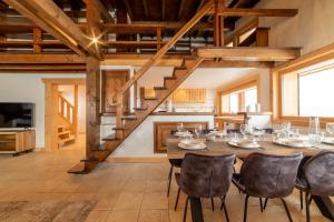 een grote eetkamer met een tafel en stoelen bij Chalet vue Mont-Blanc, +4 Chambres, cheminée in Megève
