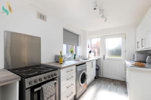 uma cozinha com um fogão e uma máquina de lavar louça em Aberdovey House TSAC em Stockton-on-Tees
