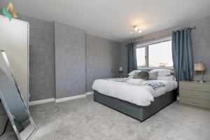 um quarto com uma cama grande e uma janela em Aberdovey House TSAC em Stockton-on-Tees