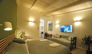 A television and/or entertainment centre at Tenuta Bussete Country Hotel