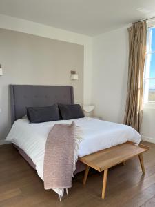 - une chambre avec un grand lit et une table en bois dans l'établissement Château de Nazelles Amboise, à Nazelles-Négron