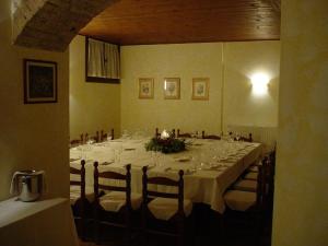 Długa jadalnia z długim stołem z krzesłami w obiekcie Albergo Ristorante Flora w mieście Vittorio Veneto